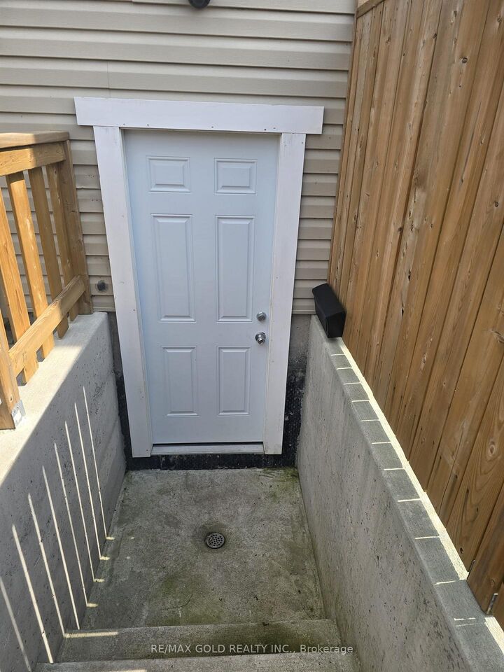 Property Photo:  208 English Lane  ON N3T 0J9 