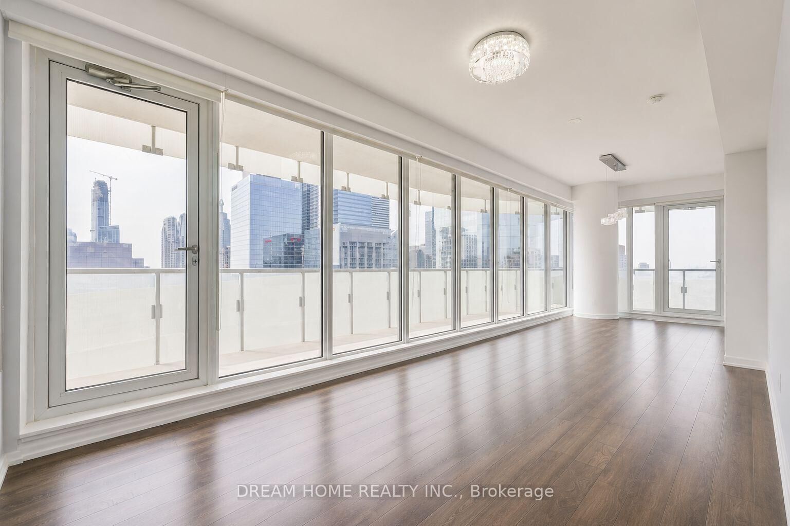 Property Photo:  197 Yonge Street 3109  ON M5B 1M4 