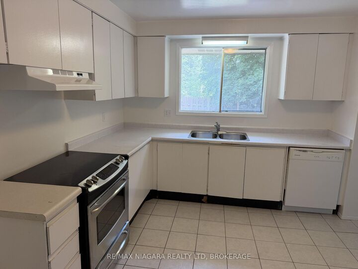 Property Photo:  21 Woodlawn Road 4  ON L3C 5Y7 