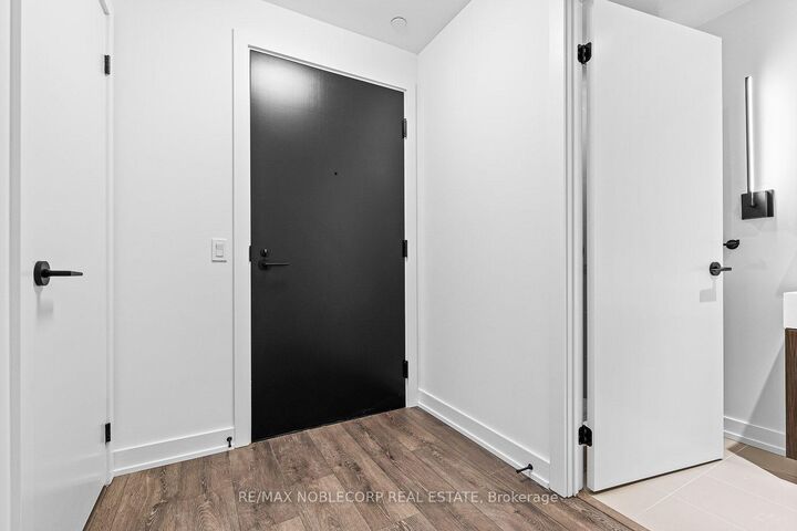 Property Photo: 117 Broadway Avenue 817 ON M4P 1V3