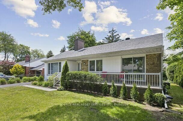 Property Photo: 1603 Lincolnshire Boulevard ON L5E 2S8