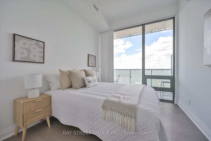 50 Charles Street E Lph4706 — photo 1