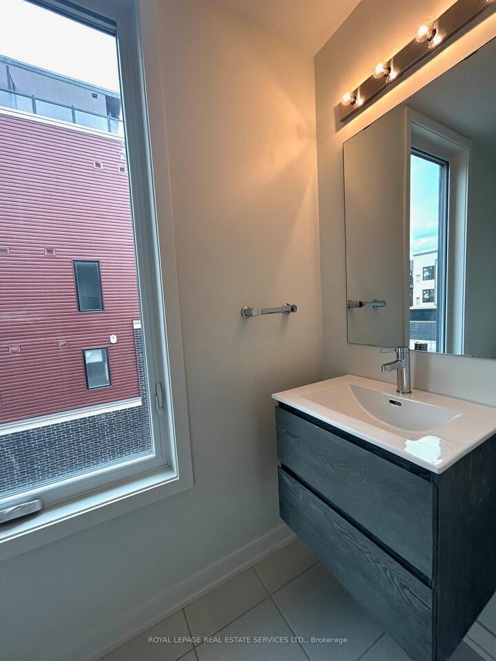 Property Photo: 3405 Ridgeway Drive E 18 ON L5L 0B9