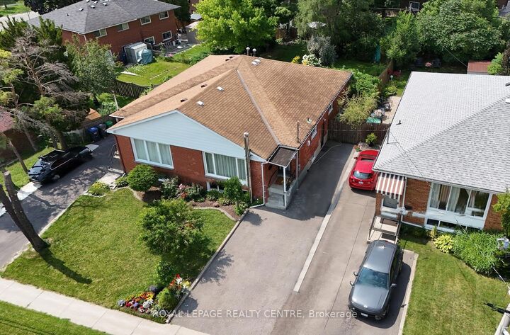 Property Photo:  3422 Queenston Drive  ON L5C 2G6 