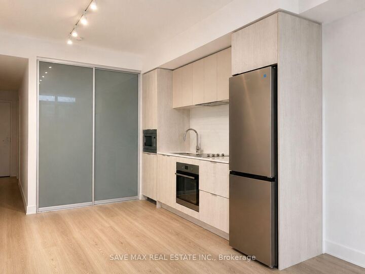 Property Photo: 86 Dundas Street E 1410 ON L5A 1W4
