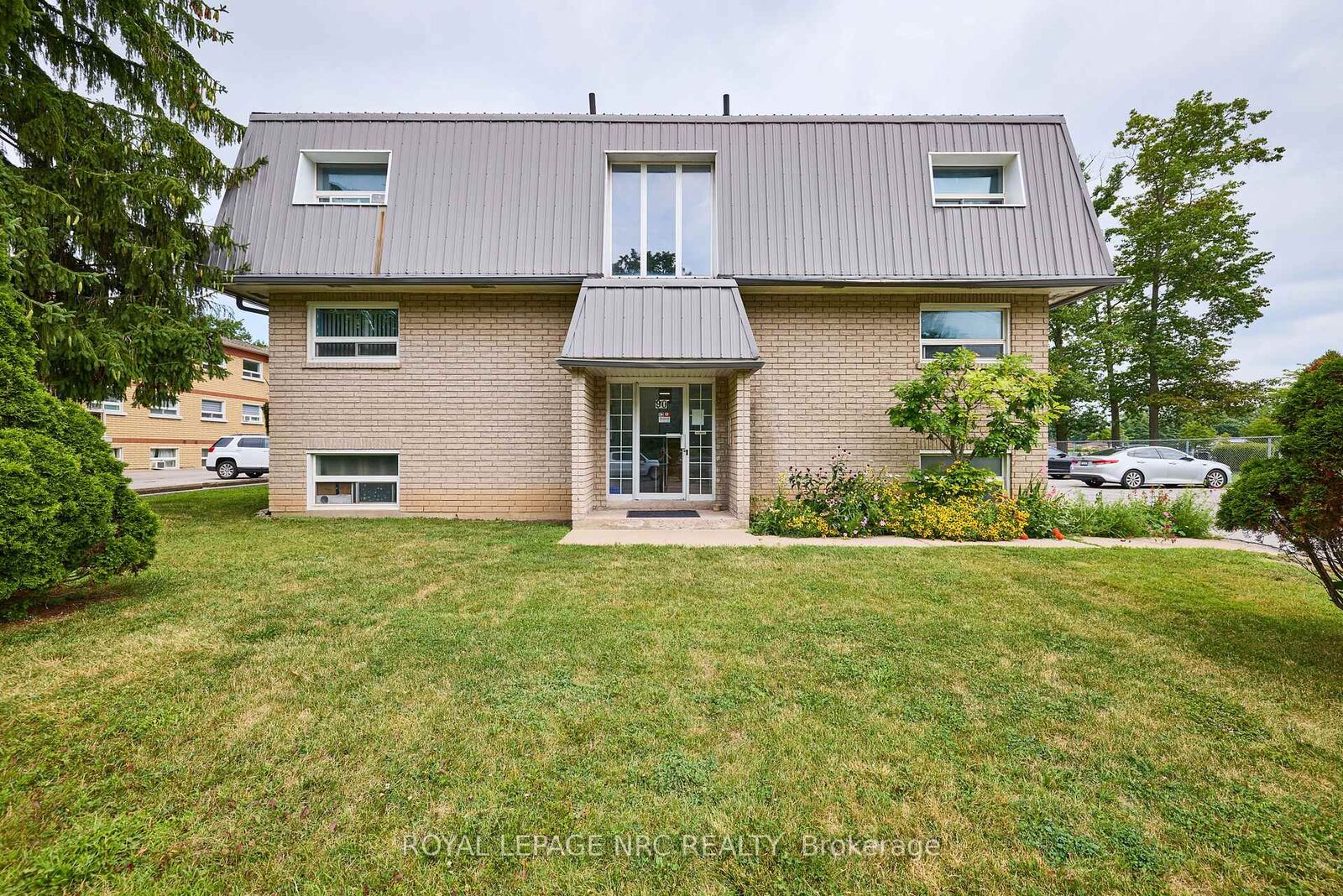 Property Photo:  90 Woodlawn Road 15  ON L3C 3J5 