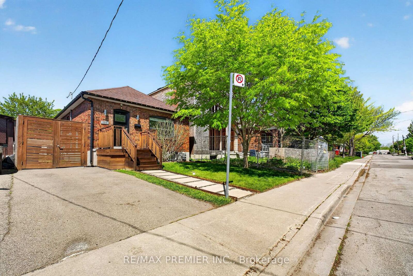 Property Photo:  154 Fifth Street  ON M8V 2C7 