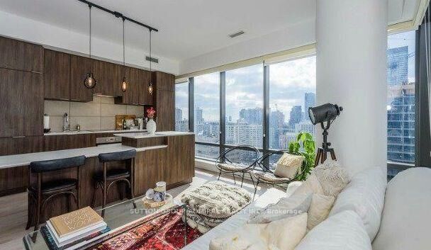 Property Photo: 5 St Joseph Street 1605 ON M4Y 0B6