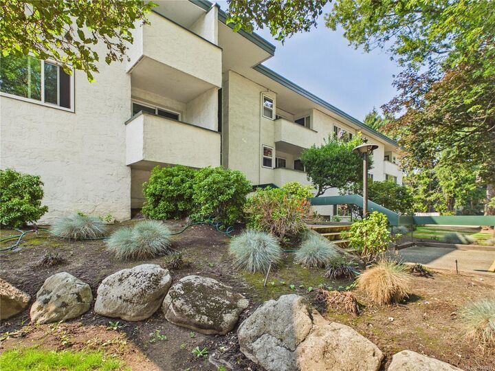 Property Photo: 3880 Shelbourne St #302 BC V8P 4H7
