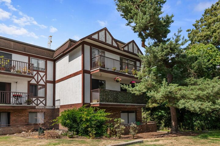 Property Photo: 131 W 4th Street 204 BC V7M 3C8