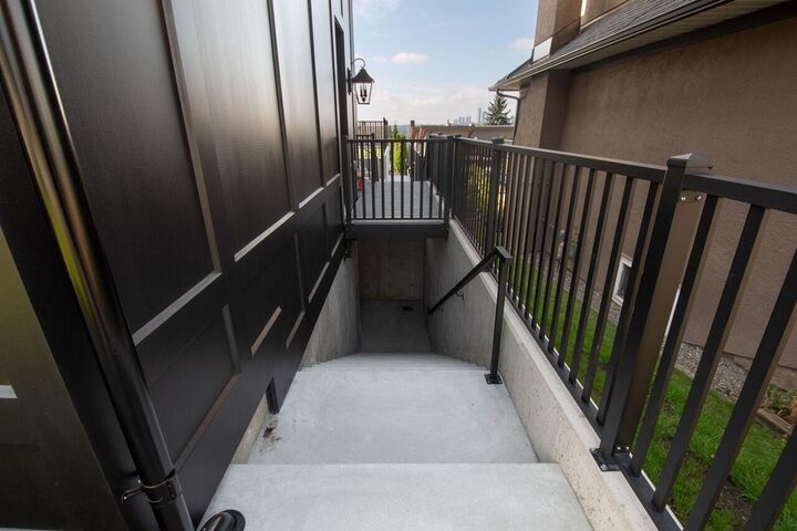 Property Photo:  5770 Kitchener Street Lower  BC V5B 2J2 