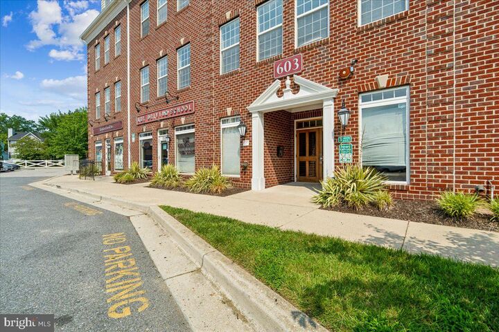 Property Photo: 603 7th Street 402 MD 20707
