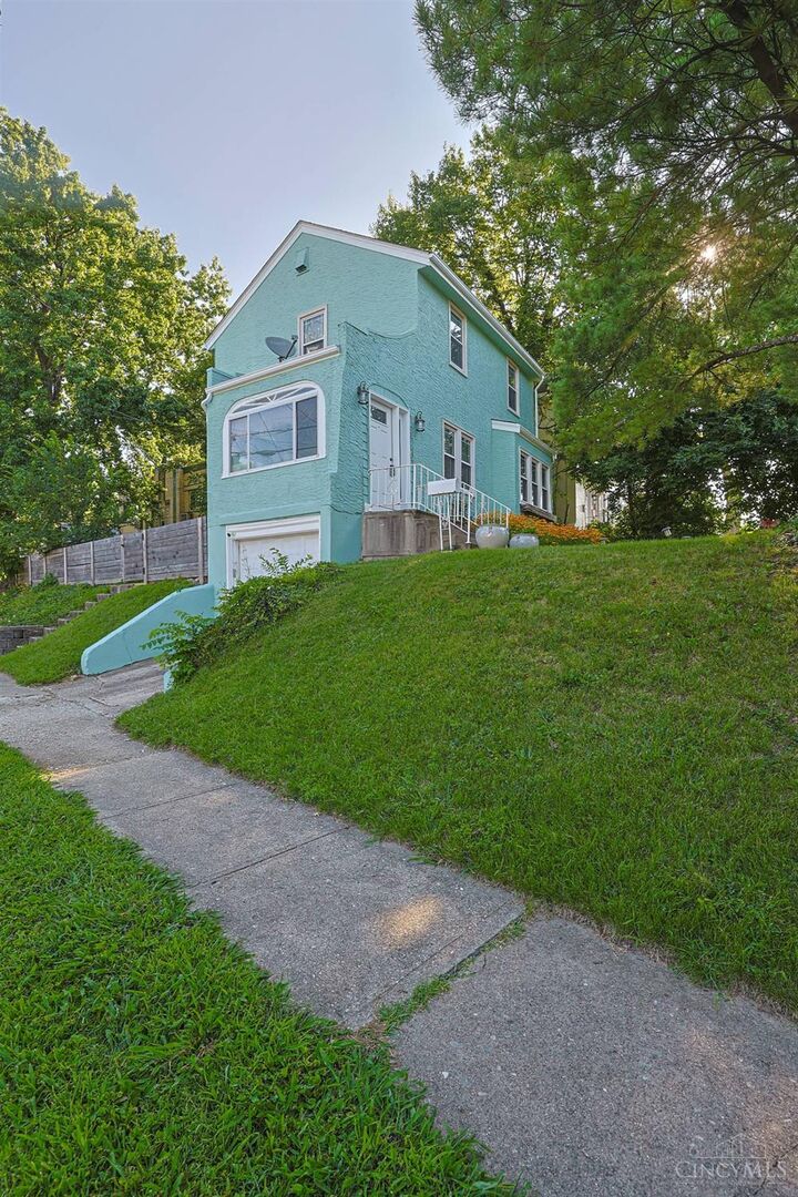 Property Photo: 3000 Mapleleaf Avenue OH 45213