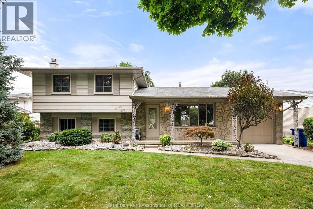 Property Photo:  98 Cardinal Crescent  ON N7L 3V3 