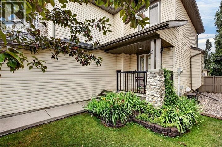 Property Photo:  2745 Coopers Manor Southwest  AB T4B 3J8 