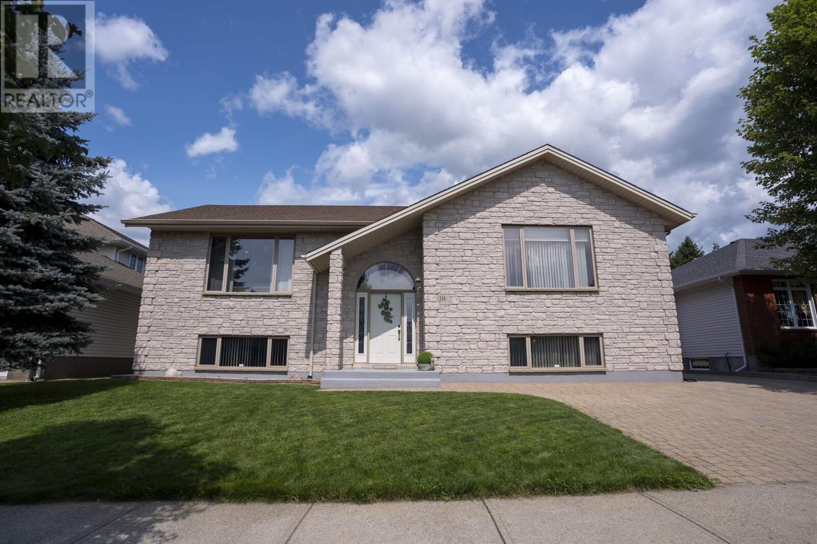 Property Photo:  316 Fairbrooke Cres  ON P7B 6Z7 