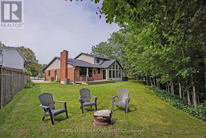 Property Photo: 20 Woodhaven Court ON N5P 3Z3
