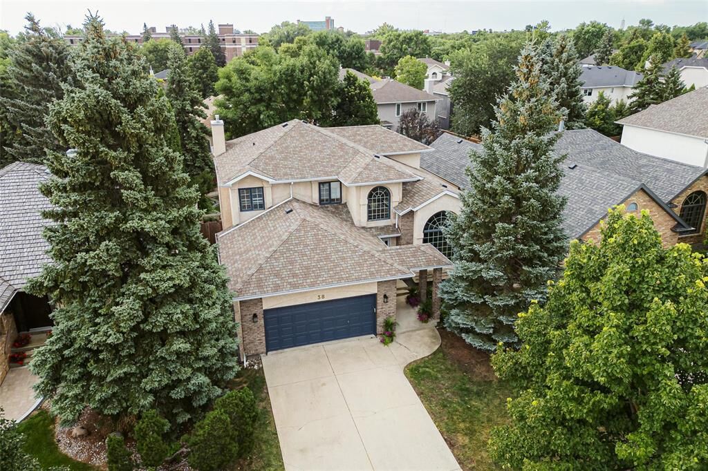 Property Photo: 38 Ambroise Lane MB R2M 5P2