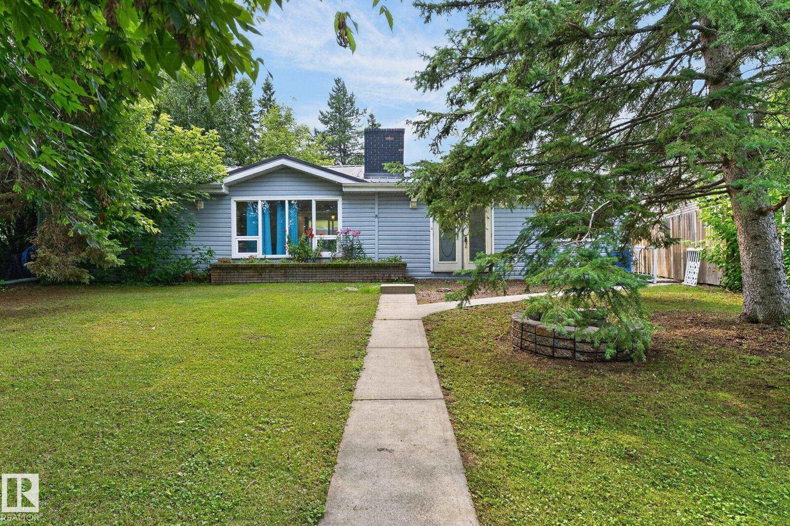 Property Photo:  351 Smith Crescent  AB T7Z 2T9 