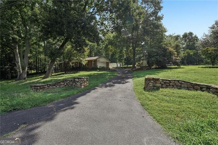 Property Photo: 1025 Greenwood Acres Drive GA 30040