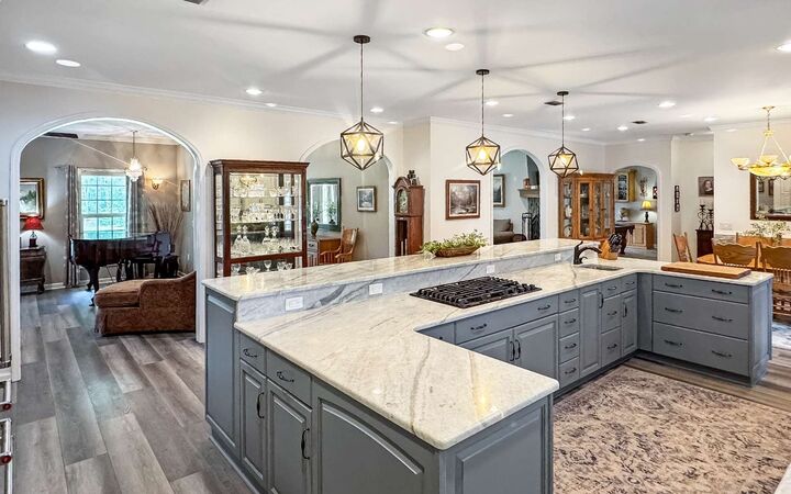 Property Photo:  