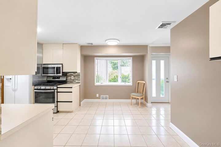 Property Photo:  62 Wellesley Lane  NY 11801 