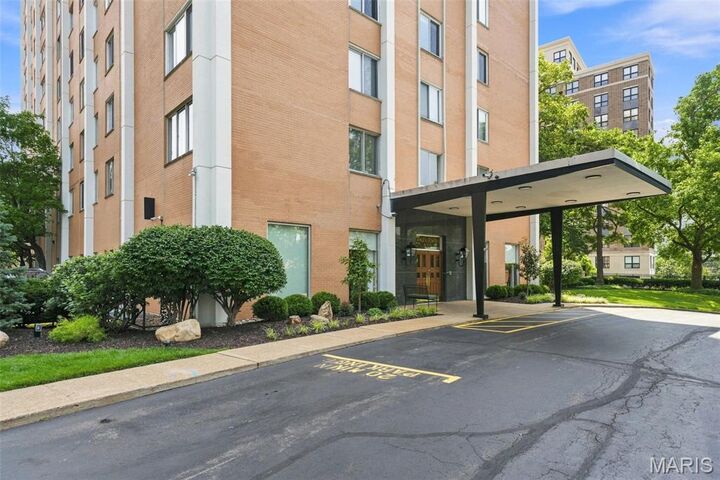 Property Photo: 900 S Hanley Road 1D MO 63105