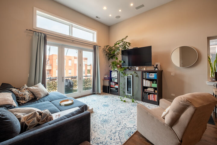 Property Photo:  3559 W Montrose Avenue 4E  IL 60618 