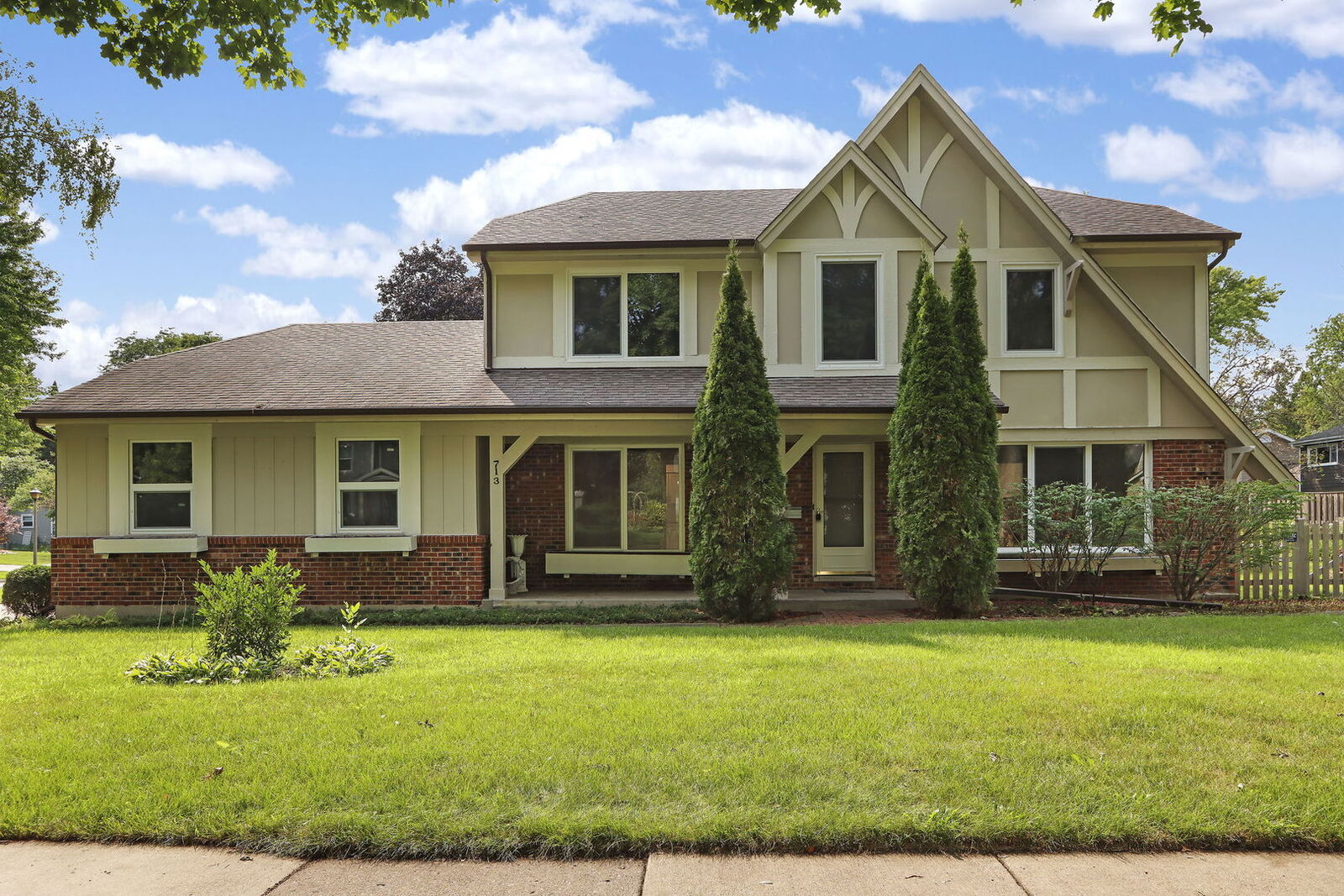 Property Photo: 713 Dawes Street IL 60048