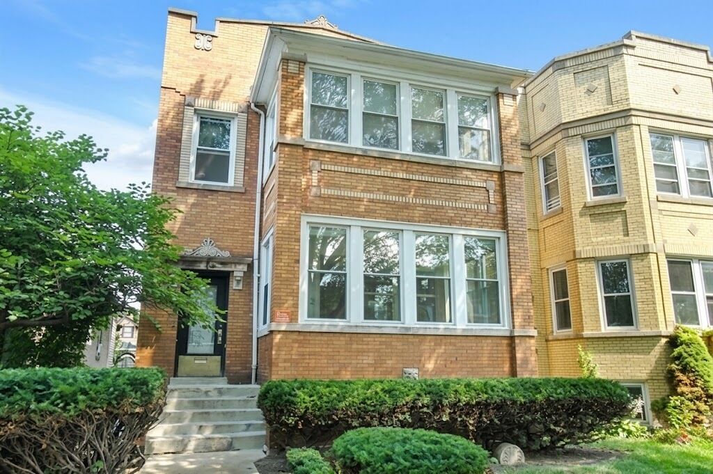 Property Photo: 4112 W Wellington Avenue IL 60641