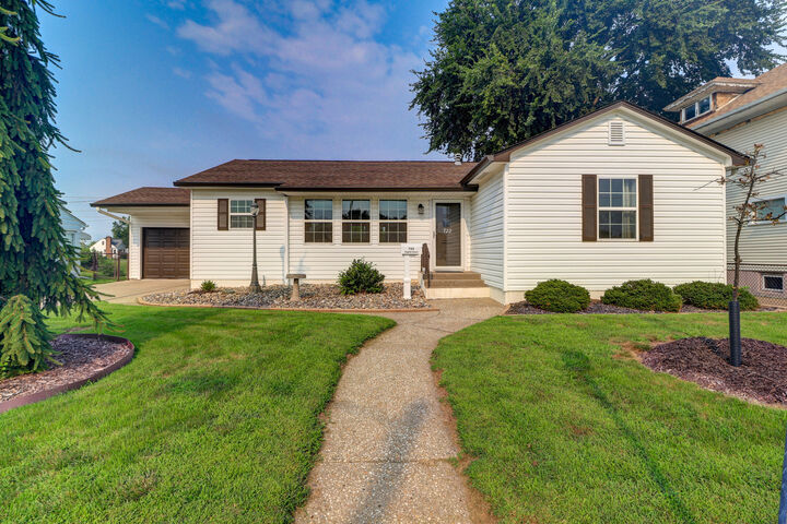 Property Photo: 722 Argyle Court IA 52732