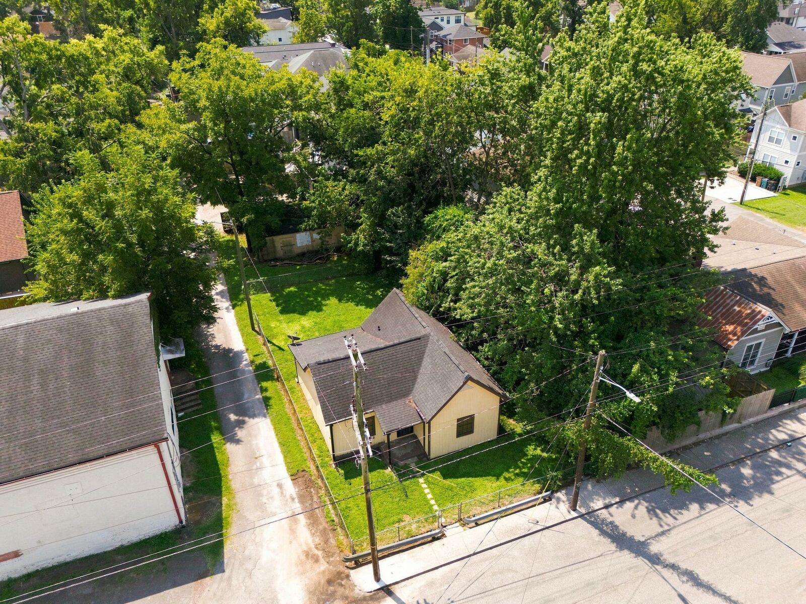 Property Photo: 1307 Clay St TN 37208