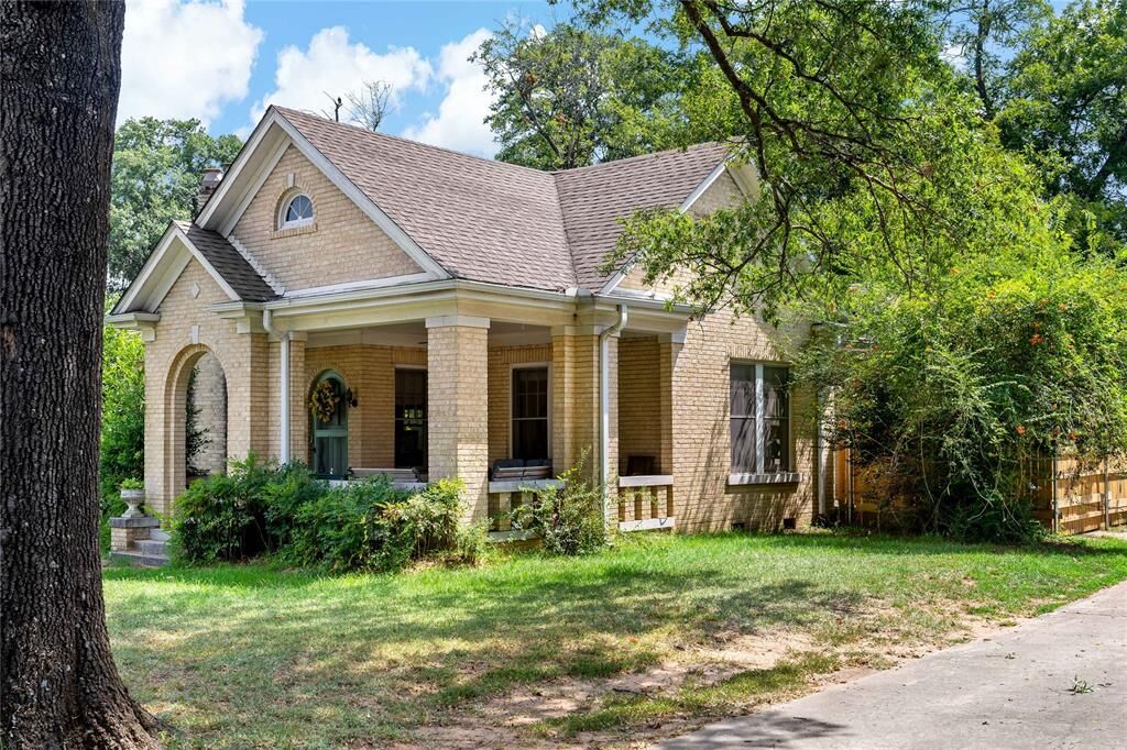 Property Photo: 610 Fitzhugh TX 75460