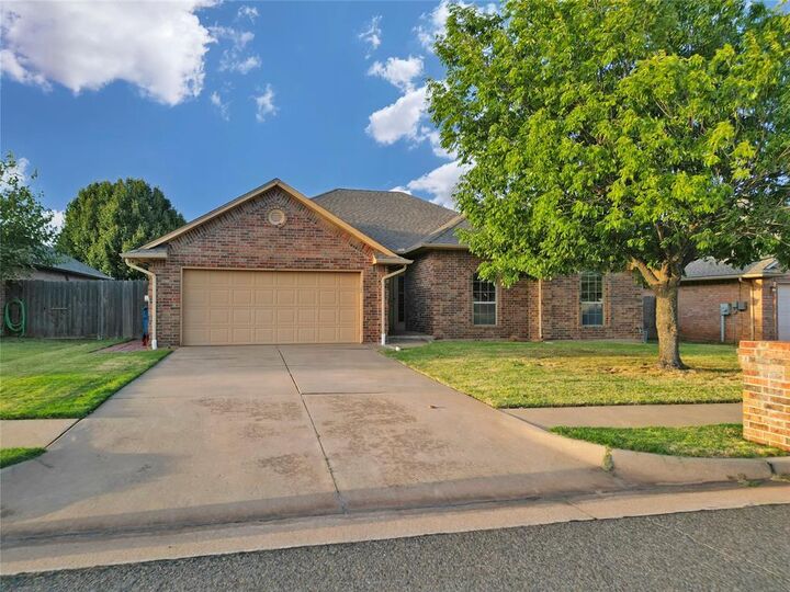 Property Photo:  1717 Hemingway Drive  OK 73013 