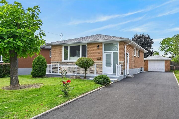 40 Purdy Crescent — photo 1