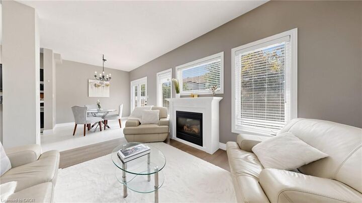 18 Spencer Crescent — photo 1