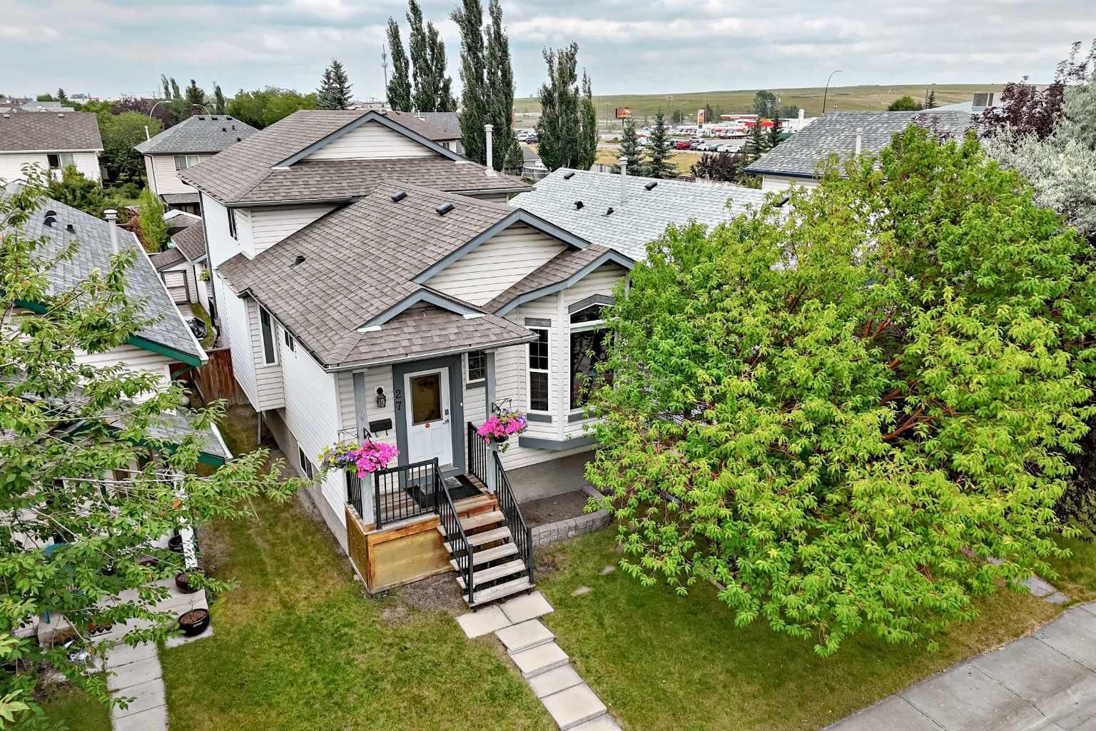 Property Photo: 27 Erin Meadow Crescent SE AB T2B 3L5