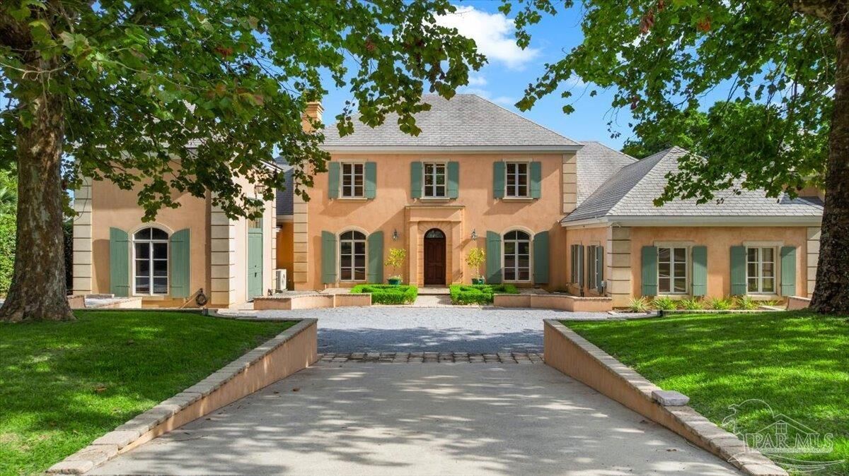 Property Photo:  1725 E La Rua St  FL 32501 
