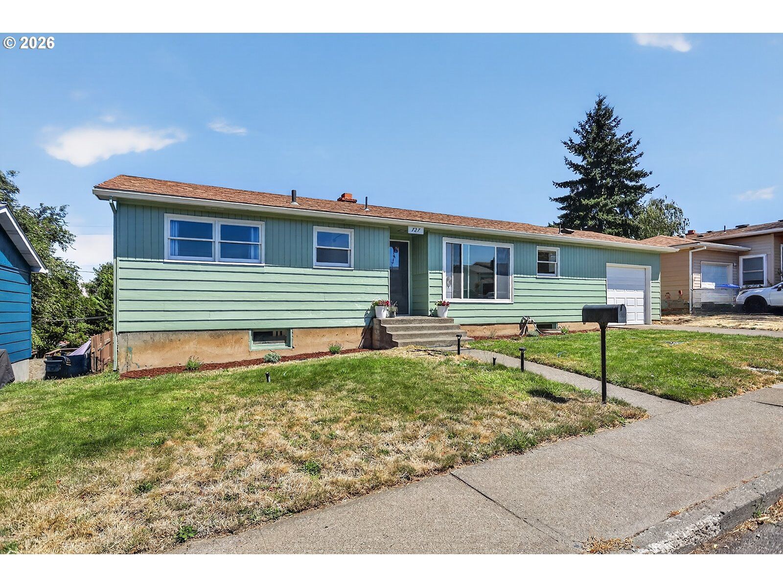Property Photo:  727 E 19th St  OR 97058 
