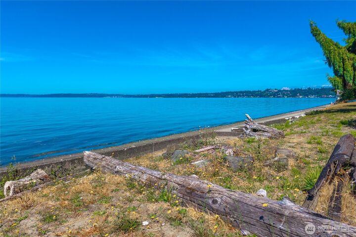 Property Photo:  