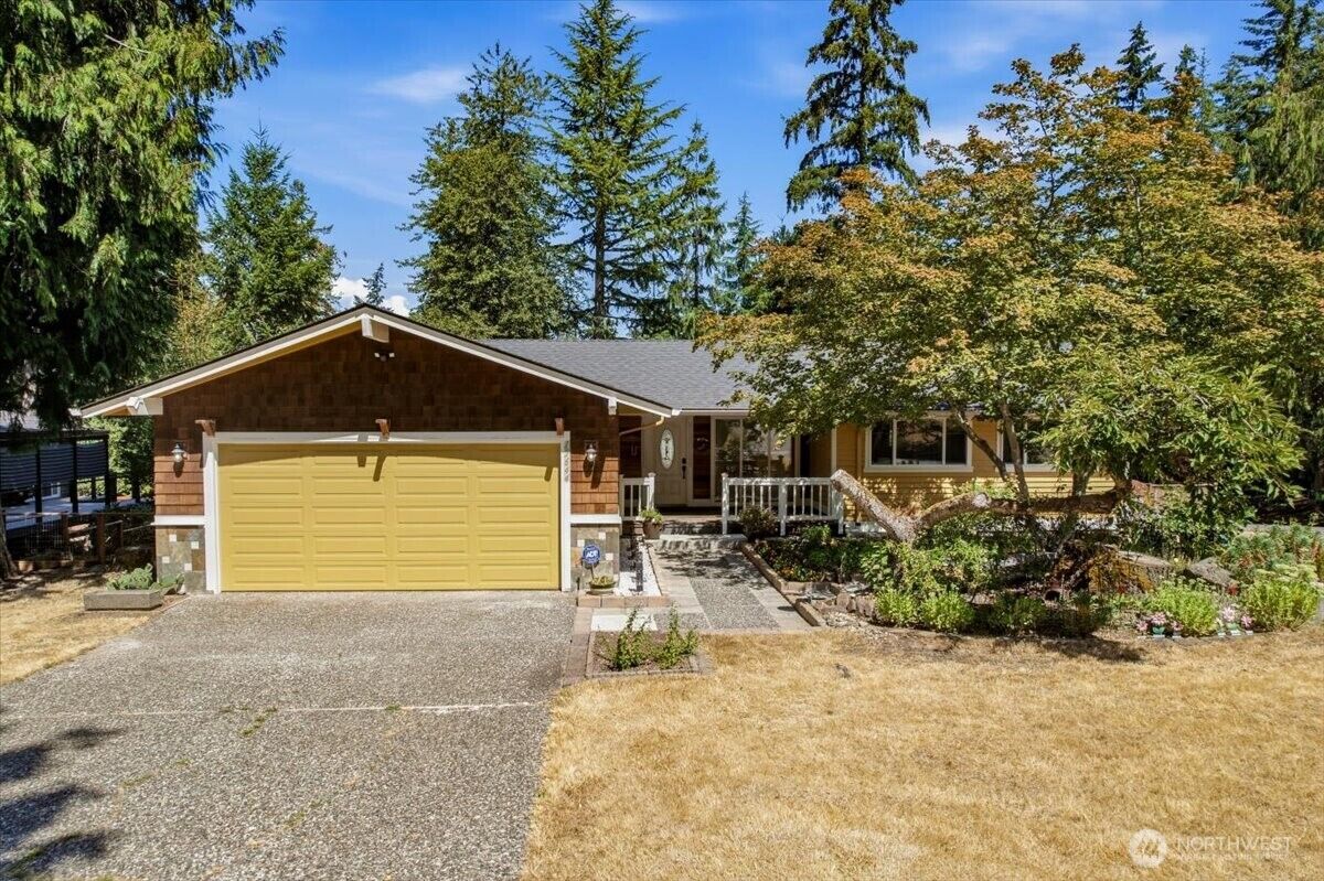 Property Photo: 15644 SE 42nd Court WA 98006