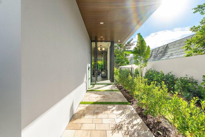 Property Photo: 130 NE Wavecrest Way FL 33432