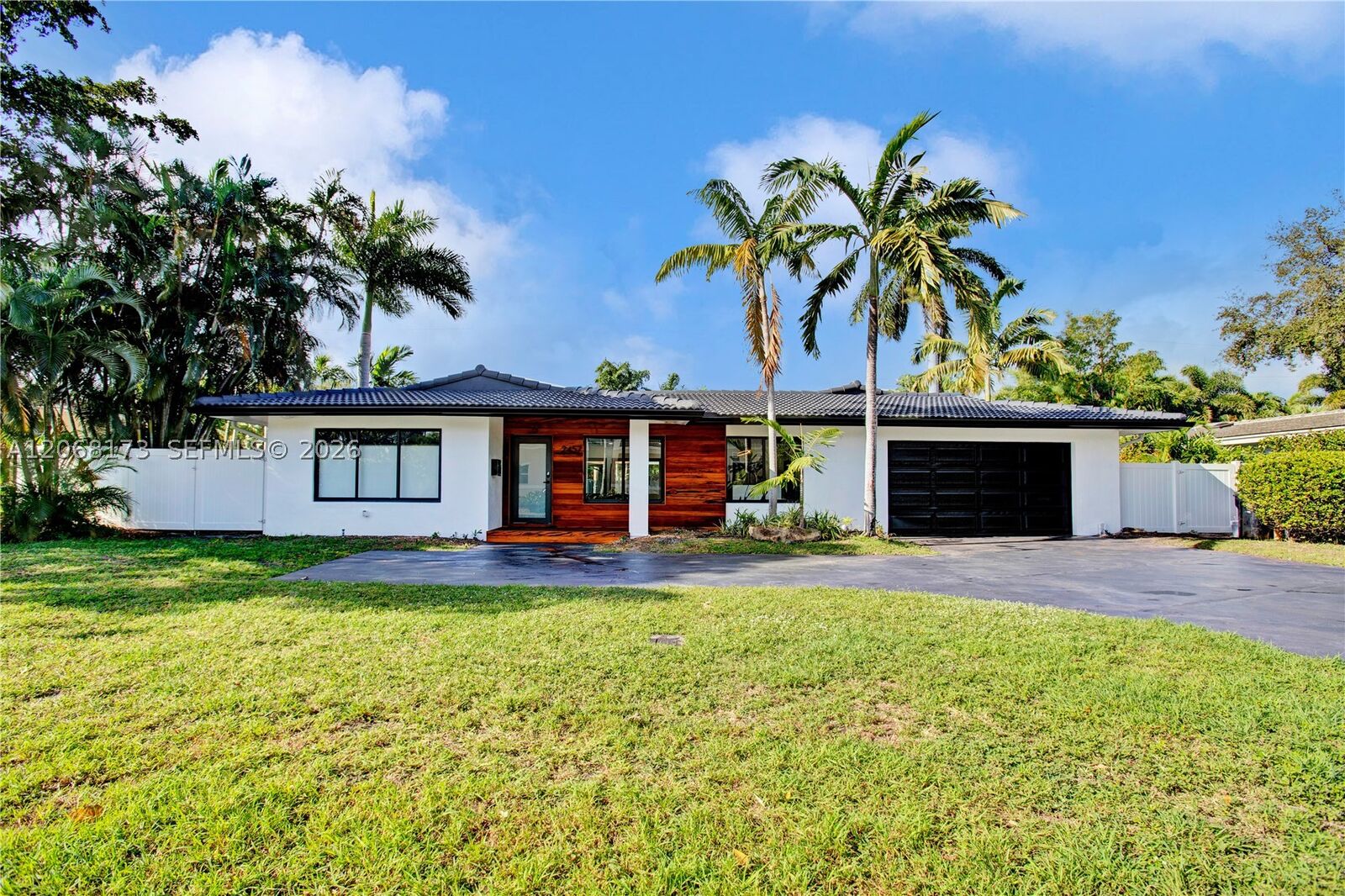 Property Photo:  2457 NE 27th Ter  FL 33305 
