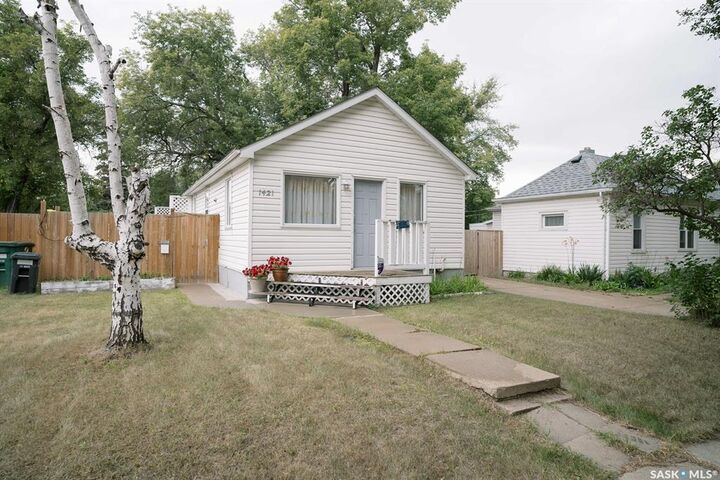 Property Photo: 1421 H Avenue N SK S7L 2E5