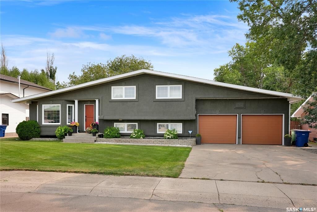 Property Photo: 1623 General Crescent SK S6H 6M2