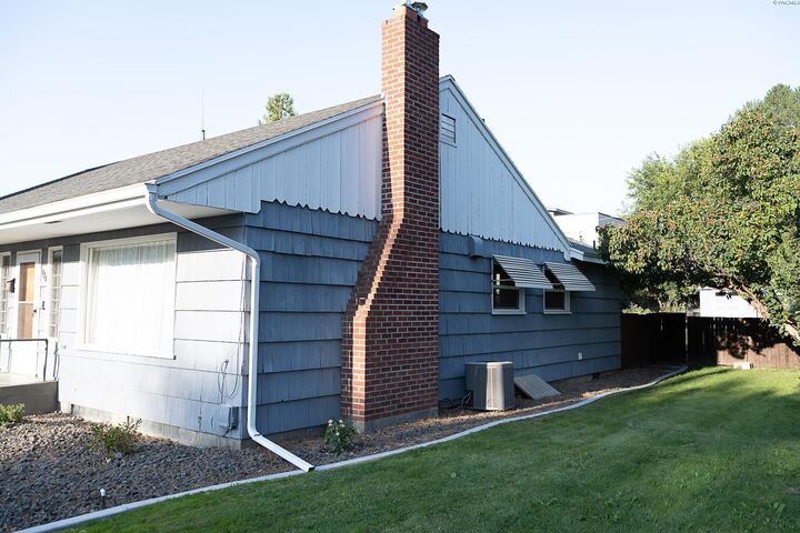 Property Photo: 928 Market St WA 99350