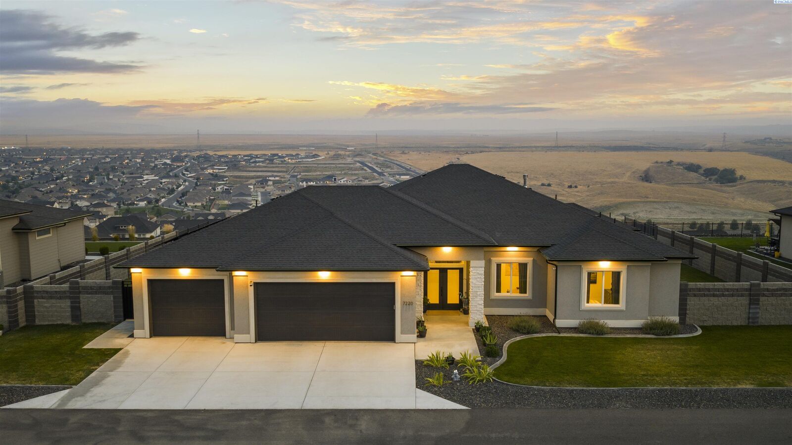 Property Photo:  7220 W 22nd Place  WA 99338 