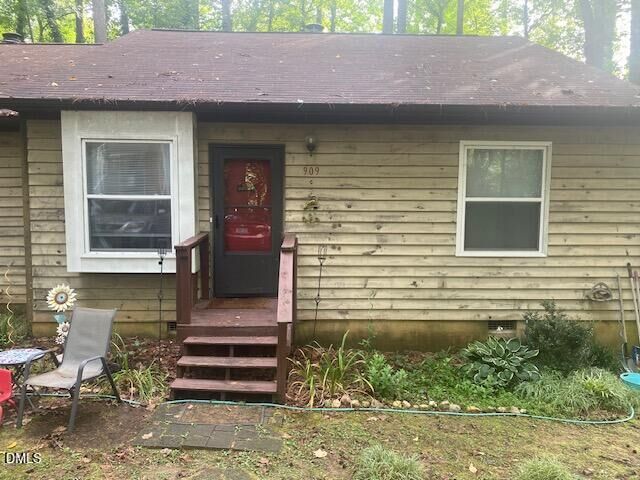 Property Photo: 909 W Chatham Street NC 27511