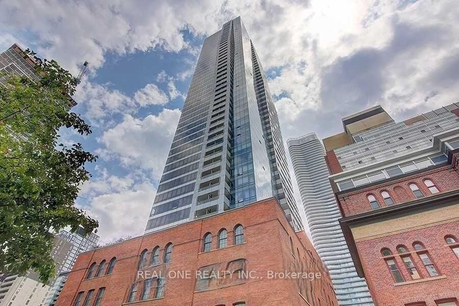 Property Photo: 5 St. Joseph Street Lph4706 ON M4Y 1J6
