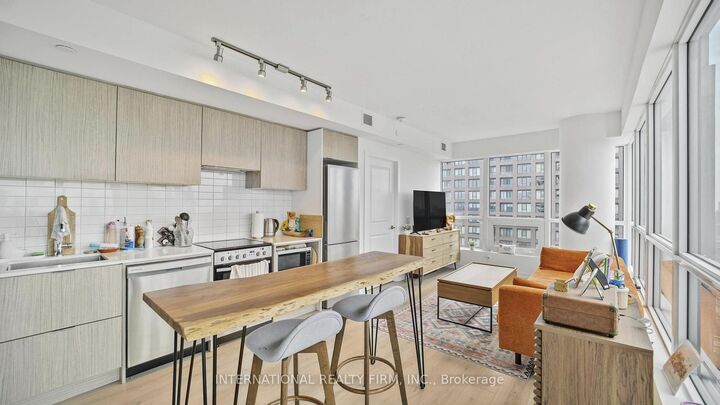 Property Photo: 395 Bloor Street E 4602 ON M4W 1H7